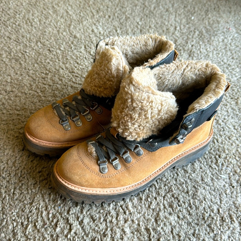 Hiking boots with lining